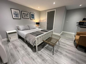 Luxury Detached Studio Apartment - Free Super Fast WiFi - Free Parking - 15 Mins from Luton Airport